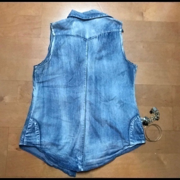 Button down sleeveless Jean-like top Size Medium - Picture 7 of 7